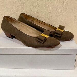 Salvatore Ferragamo "Vara" Taupe Linen 8AA